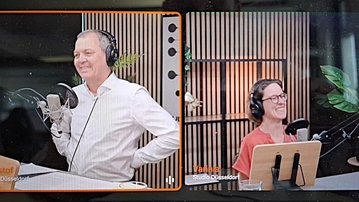 Foto: SRH-Vorstandsvorsitzender Prof. Dr. Christof Hettich und Varinia Bernau in einem Tonstudio vor Mikrophonen, beide mit Kopfhörern.