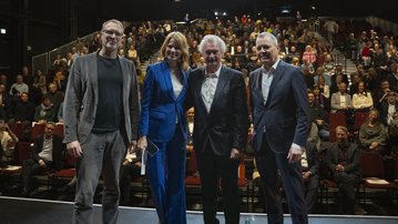 Foto: Christian Holtzhauer, Intendant des Nationaltheater Mannheim, Journalistin und Moderatorin Hendrike Brenninkmeyer, Jean Asselborn, Prof. Dr. Christof Hettich (v.l.n.r.).