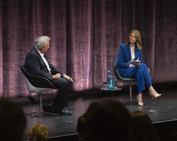 Foto: Jean Asselborn im Gespräch mit Journalistin und Moderatorin Hendrike Brenninkmeyer.