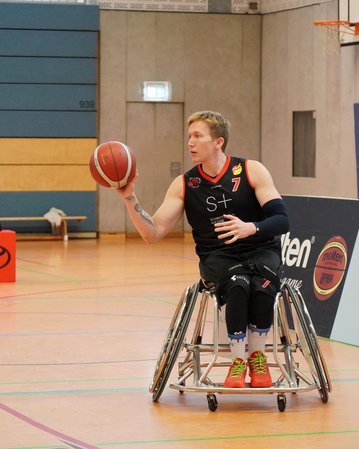 Foto: Sebastian Holzheu spielt Rollstuhlbasketball